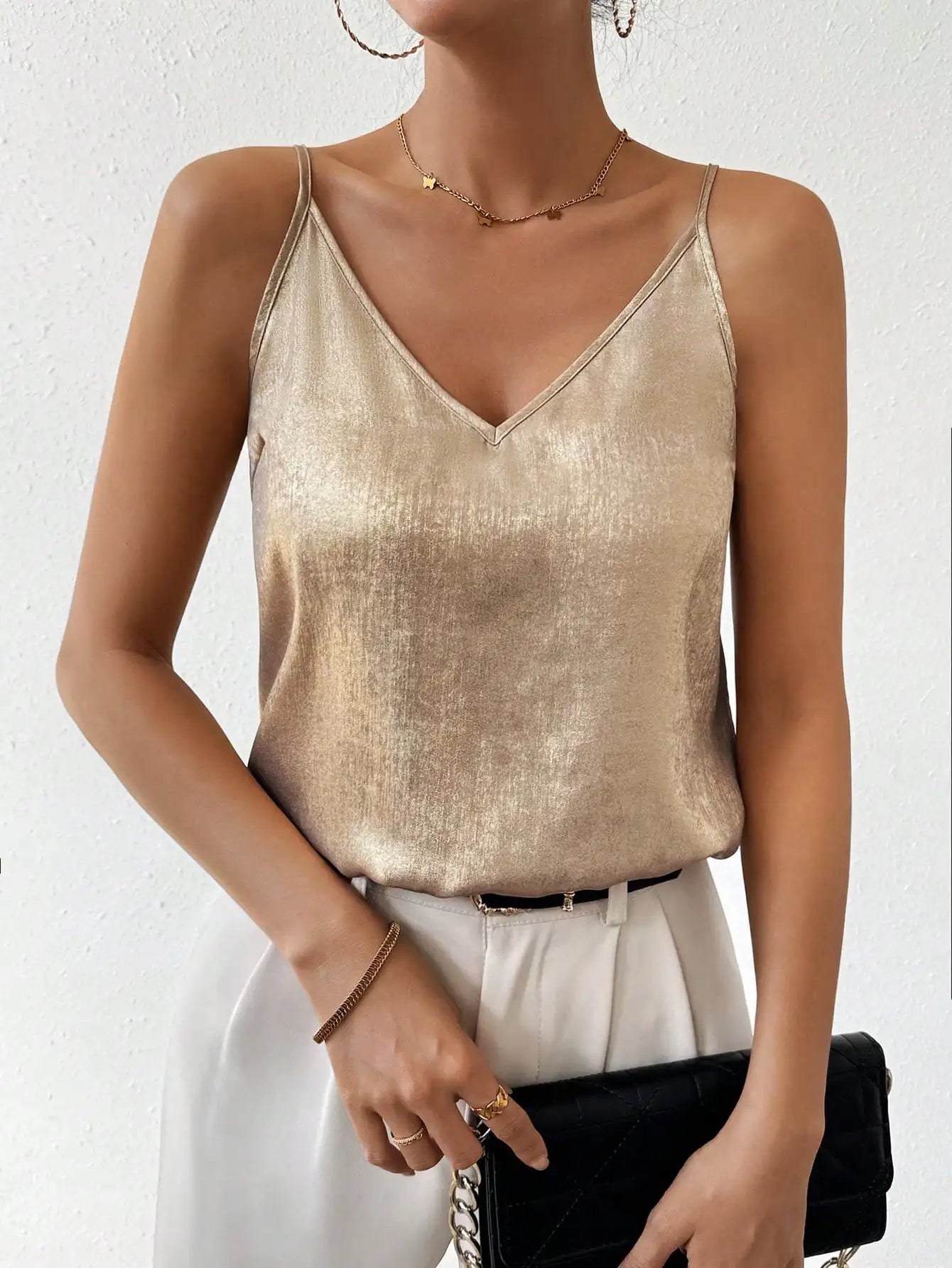Titre du produit Top Femme Col V Doré – Élégant Haut d’Été pour Tenues Chic et Décontractées