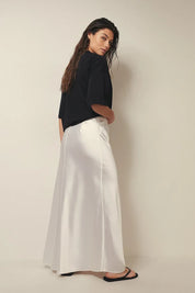 Jupe midi satinée taille haute – Finition brillante chic & silhouette fluide