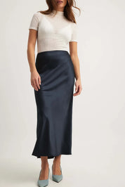 Jupe midi satin à taille haute – élégance brillante & chic